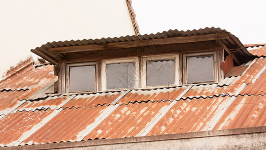 被生锈覆盖的旧高压屋顶图片
