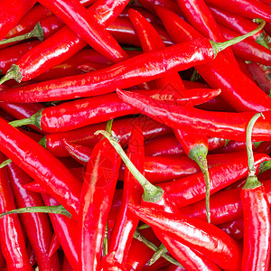 东海街头市场里大红辣椒的堆积物图片