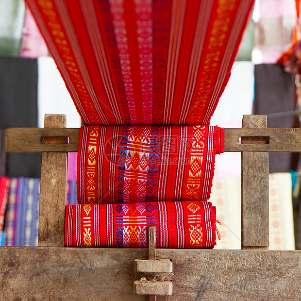 手工制作的丝织纺织业 旧机器上的丝围巾纺织品衣服织工工艺品工艺丝绸木头编织市场材料图片