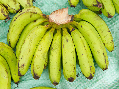 越南市场销售的绿香蕉 绿色香蕉生产小吃水果食物摊位杂货商杂货店图片
