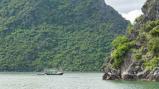 在河隆湾的渔船海景岩石假期村庄驳船石灰石远景岩溶钓鱼地质学图片