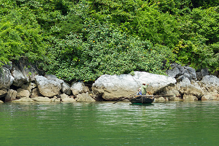在河隆湾的渔船海洋游客天空岩石悬崖钓鱼石灰石地质学海景驳船图片
