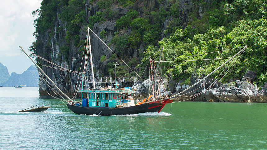 在河隆湾的渔船旅行岩石岩溶天空旅游钓鱼村庄远景石灰石假期图片