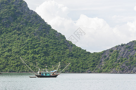 在河隆湾的渔船海洋海景旅游地质学钓鱼驳船悬崖天空岩石岩溶图片