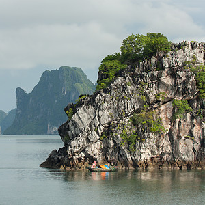 在河隆湾的渔船远景假期石灰石天空海洋旅行岩溶驳船悬崖钓鱼图片