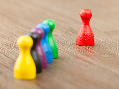 孤立的6个彩色典当木头棋子紫色蓝色绿色乐趣介子游戏红色黄色图片