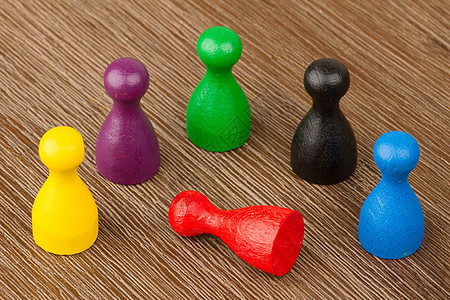 孤立的6个彩色典当棋子蓝色绿色黄色红色介子乐趣木头游戏紫色图片
