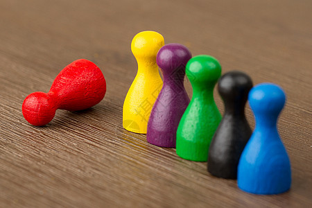 孤立的6个彩色典当黄色木头紫色棋子乐趣介子蓝色红色绿色游戏图片