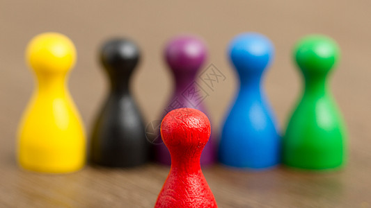 孤立的6个彩色典当黄色蓝色紫色棋子游戏木头介子绿色乐趣红色图片