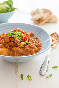 美味的鸡咖咖哩勺子食物家禽辣椒锅饭土豆图片