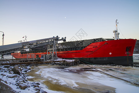 Bakke 航运港口和储存船只船运贮存起重机加载运输贸易出口岩石材料图片