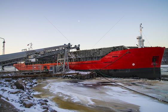 Bakke 航运港口和储存船只船运贮存起重机加载运输贸易出口岩石材料图片