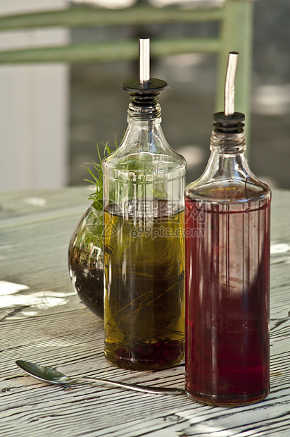 桌上的橄榄油瓶和醋图片