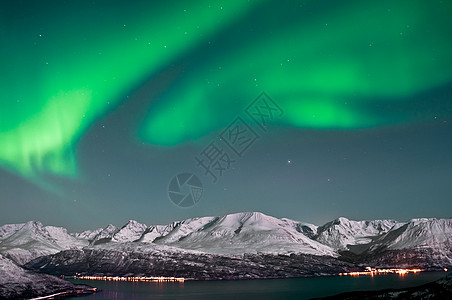 挪威北湾上空的北极光自然现象地平线星座脉动天空夜景太阳亮度城市图片