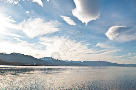 蓝色的摩迪天空 fjord背景图片