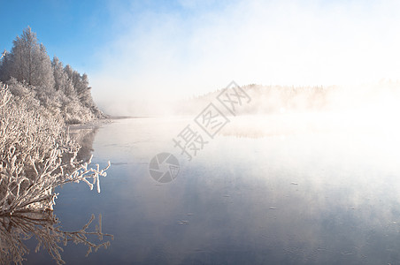 冬 雾河 蓝天空图片