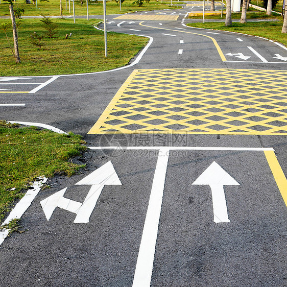 小型公路和交通标记路面车道行人城市安全旅行驾驶小路人行道运输图片