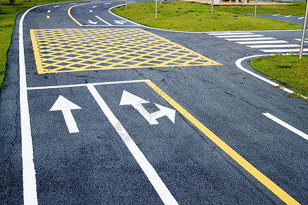 小型公路和交通标记旅行路面行人驾驶街道人行道材料小路安全车道图片