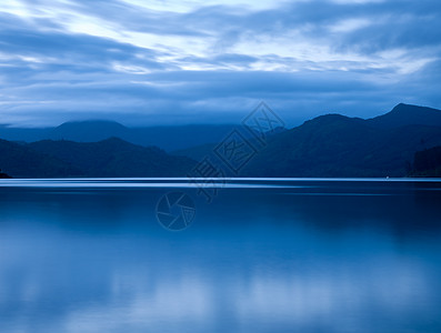 马尔伯鲁音响美丽水景云景环境孤独场景风景池塘天空蓝色图片