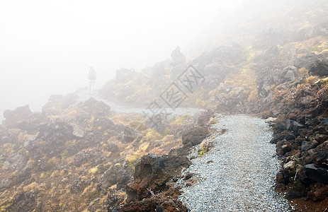 汤加河阿尔卑斯山陨石人行道小路火山荒野薄雾活动途径远足流浪汉图片