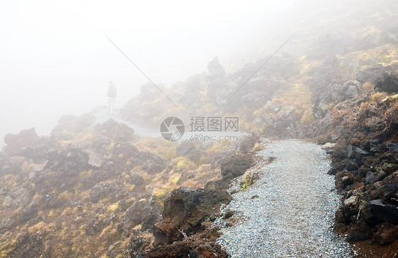 汤加河阿尔卑斯山陨石人行道小路火山荒野薄雾活动途径远足流浪汉图片