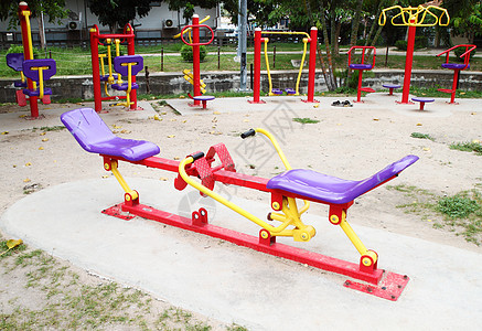 运动的游戏场地娱乐橙子公园玩具座位乐趣脚步童年木板孩子图片