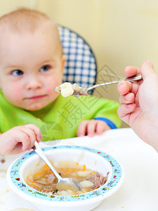 勺子进食生长高脚椅父母孩子食物母亲后代儿童婴儿期童年图片