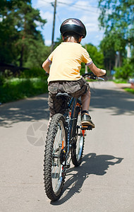 儿童骑自行车乐趣运动爱好娱乐安全山地孩子驾驶沥青车道图片