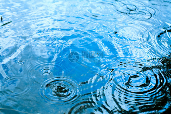 下雨天气池塘反射液体涟漪雨滴蓝色圆圈飞溅天空水坑图片