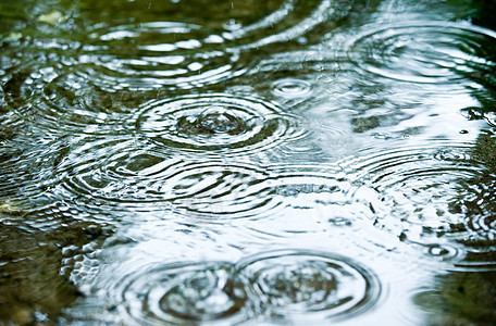 下雨天气池塘风暴液体水坑圆圈波纹飞溅反射雨滴涟漪图片