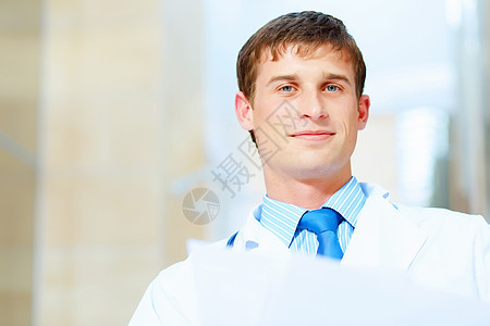 友好型男医生微笑快乐职业药品折叠职员长袍卫生诊所男性图片