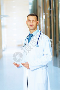 友好型男医生从业者快乐医疗长袍男性保健微笑医师折叠男人图片