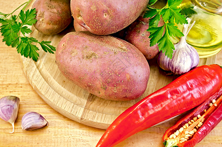配蔬菜的红土豆图片