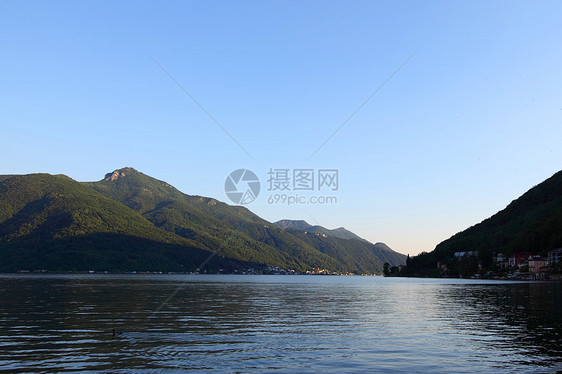 夜间湖边风景全景旅行村庄天空阳光布雷城市蓝色旅游公园图片