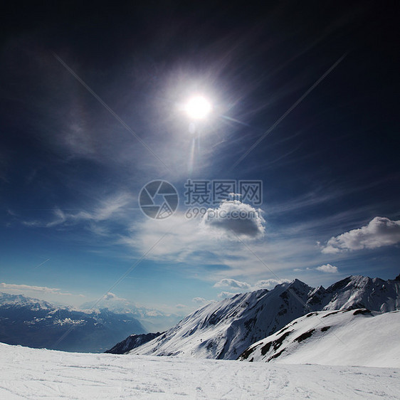 山上有高山滑雪单板全景旅行蓝色爬坡天空活动旅游太阳图片