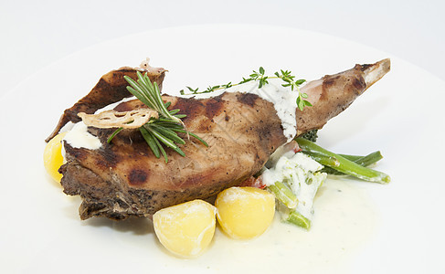 野兔肉和土豆橙子豆子棕色兔子白色蔬菜盘子油炸午餐草药图片