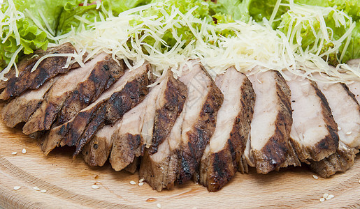 烤在烧烤炉上的肉烹饪牛肉香料美食家菜肴野餐餐厅厨房派对酱料图片