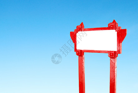 蓝色天空的红色红白木形标志牌边界手工横幅邮政绘画木板古董海报路标招牌图片