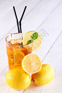 新鲜和冷冰茶 加柠檬和薄荷水果时间冰镇食物茶点橙子叶子液体立方体玻璃图片