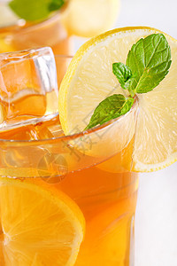 新鲜和冷冰茶 加柠檬和薄荷反射水果橙子草本植物美食冰镇立方体茶点饮料液体图片