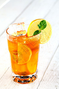 新鲜和冷冰茶 加柠檬和薄荷反射水果饮料橙子立方体茶点液体美食草本植物冰镇图片