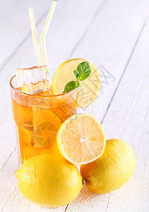 新鲜和冷冰茶 加柠檬和薄荷饮料液体立方体草本植物冰镇时间玻璃茶点美食叶子图片