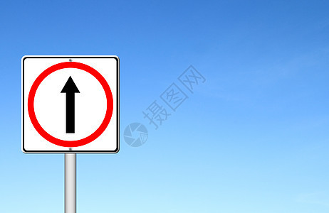 向前走 前方的标志与蓝天速度桅杆驾驶木板车辆警告单程街道旅行信号图片