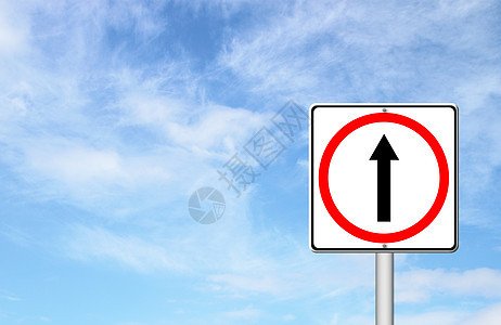 向前走 前方的标志与蓝天木板危险驾驶男人单程展示桅杆车辆信号天空图片