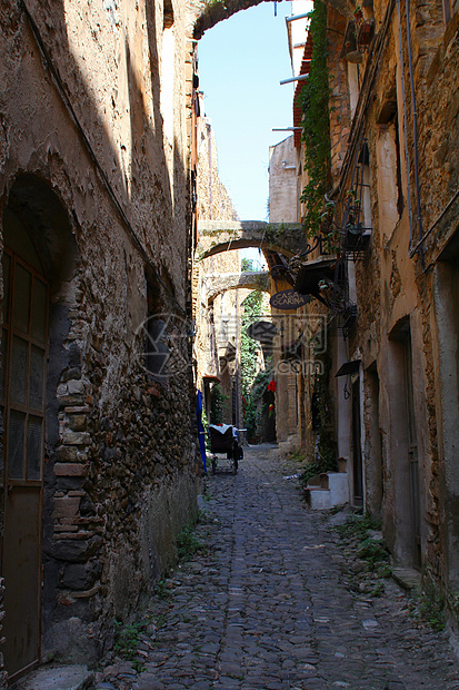 意大利一个村庄的狭小街道图片