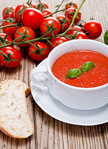 美味的新鲜番茄汤和面包烹饪香料勺子营养食物桌子美食草本植物用餐奶油图片