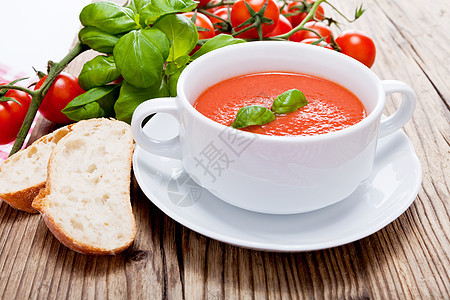 美味的新鲜番茄汤和面包味道勺子桌子午餐蔬菜烹饪盘子餐厅草本植物奶油图片