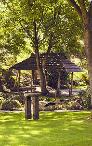 在日本花园里的一个arbor图片
