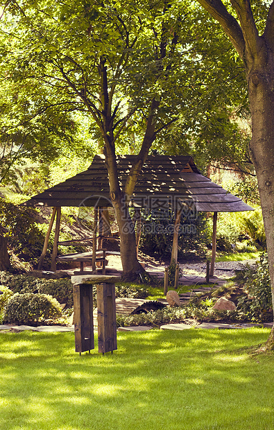 在日本花园里的一个arbor图片