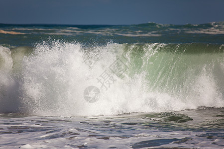 西班牙坎塔布里亚州莱恩克里斯拉阿尔尼亚海滩的波浪留置海洋海岸粗糙度石头晴天布里科自然保护区岩石图片